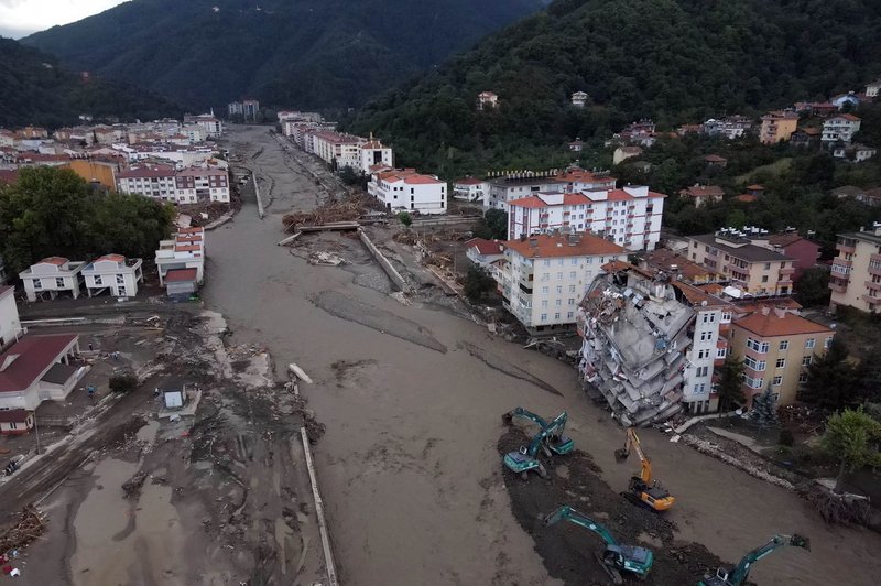 Število žrtev po poplavah in plazovih v Turčiji še narašča - doslej 38 mrtvih (foto: profimedia)