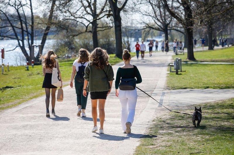 Kako je kratek sprehod razdvojil svet - na kateri strani vroče debate ste? (foto: Profimedia)