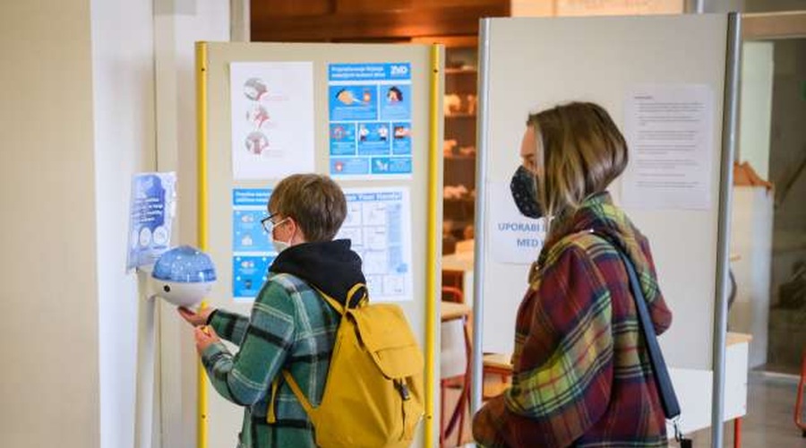 Po predlogu svetovalne skupine šole odprte, v kriznih fazah epidemije širjenje PCT pogojev (foto: Nebojša Tejić/STA)