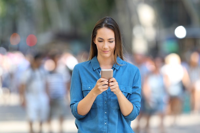 To so znaki, ki kažejo, da imate morda nezdrav odnos s telefonom (foto: profimedia)