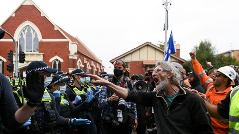 Avstralski policisti v Melbournu aretirali več kot 200 nasilnih protestnikov