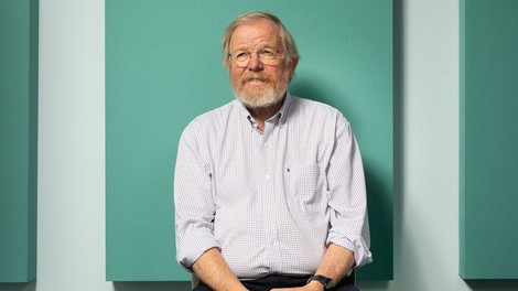 Bill Bryson: »Nihče ne ve, zakaj si teh sedem kvadrilijard atomov želi sestaviti prav nas!«