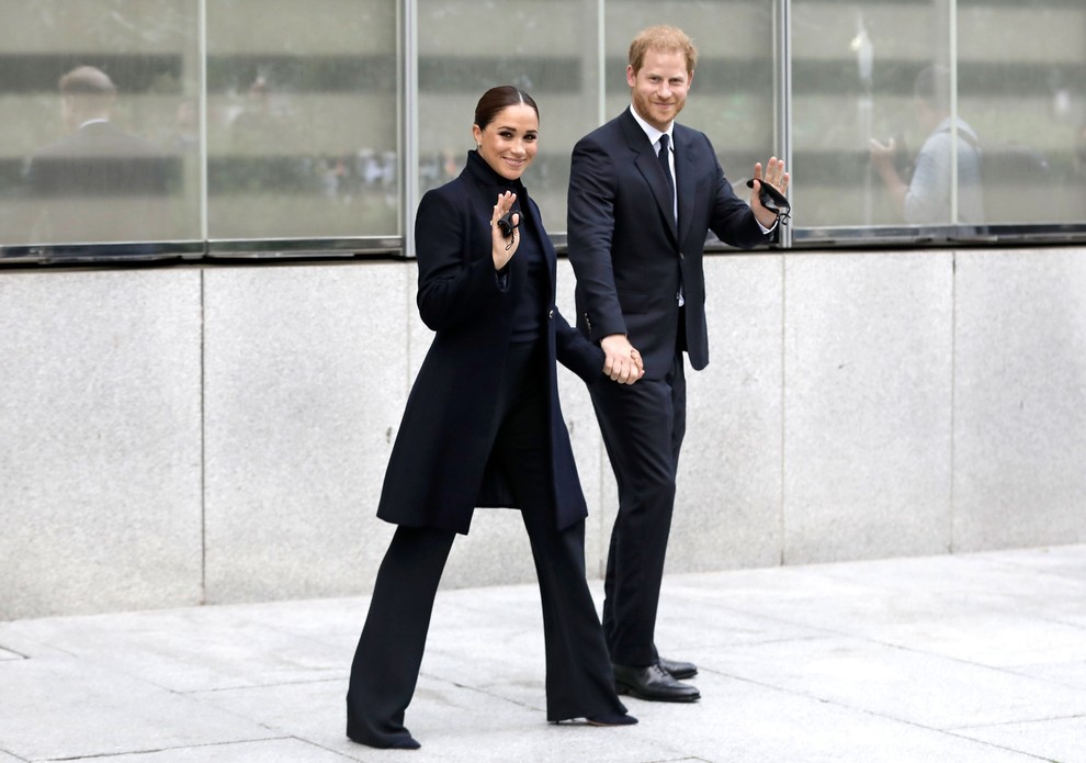 Čeprav smo navajeni, da Meghan izbira bolj žive barve, je tokrat presenetila s črno barvo. Oblekla je elegantne črne hlače, …