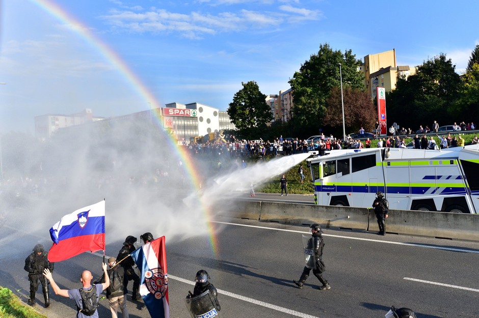 Za krajši čas so zaprli tudi ljubljansko severno obvoznico, vendar jih je Policija uspela umiriti z uporabo vodnega topa in …