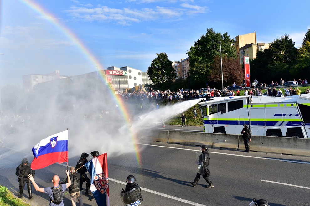 Za krajši čas so zaprli tudi ljubljansko severno obvoznico, vendar jih je Policija uspela umiriti z uporabo vodnega topa in …