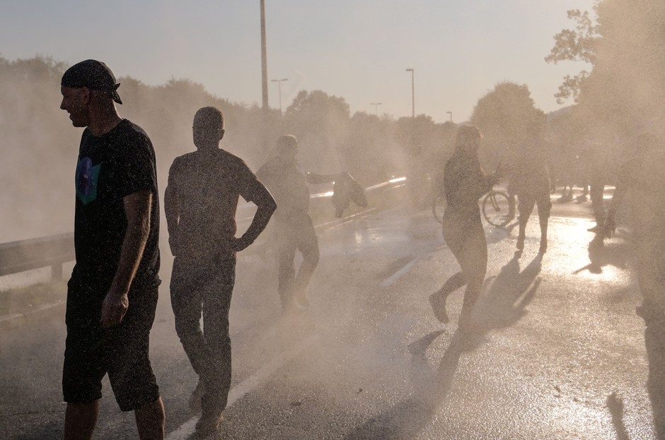 Moč vodnega topa je bila tokrat uporabljena že tretjič. Protestniki so se potem vrnili v center.