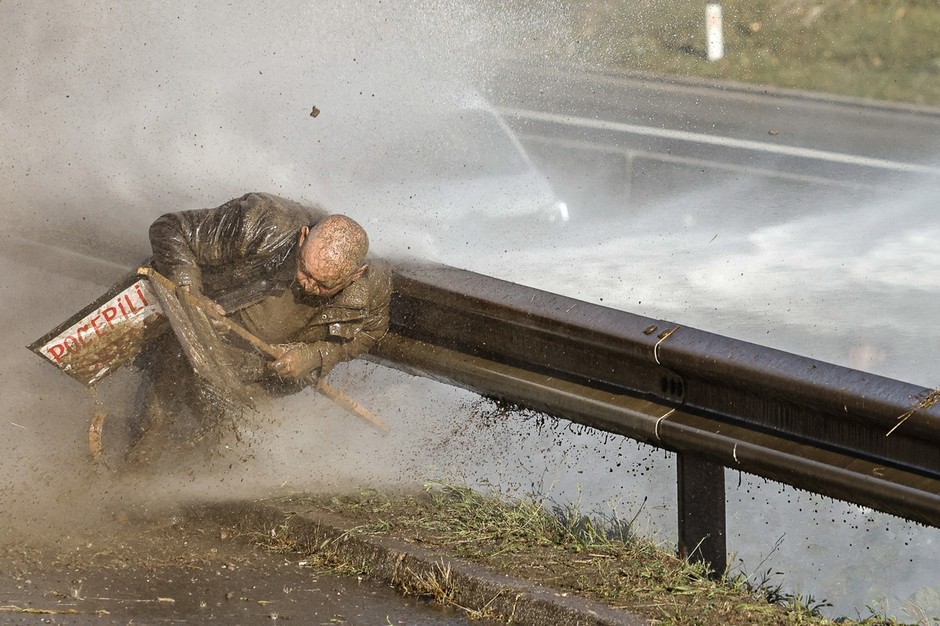 Protestnik se je soočil z eksplozijo vodnega topa, ki ga je popolnoma onesposobila.