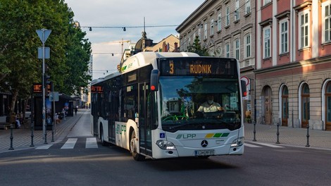 V Ljubljani in Mariboru brezplačni avtobusni prevoz za upokojence, invalide in vojne veterane