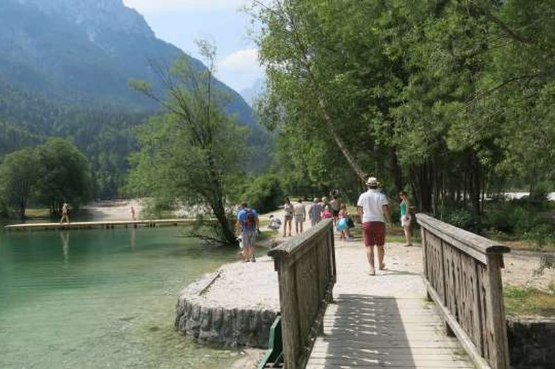 Do jezera Jasna v Kranjski Gori po novi viseči brvi (foto: Tinkara Zupan/STA)