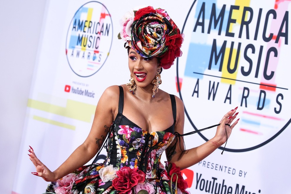 Pa začnimo: Cardi B kot rožica na American Music Awards. Ta modna izbira še ni tako grozna, kajne? Poglejmo naslednjo …