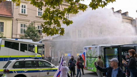 Kratka zgodba solzivca: kdo ga je izumil za ljudi, da bi ga ti nato uporabili proti ljudem