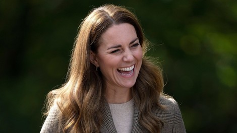 Poglejte, kako lep plašč je oblekla prečudovita Kate Middleton - izbrala je res zanimivo barvo!