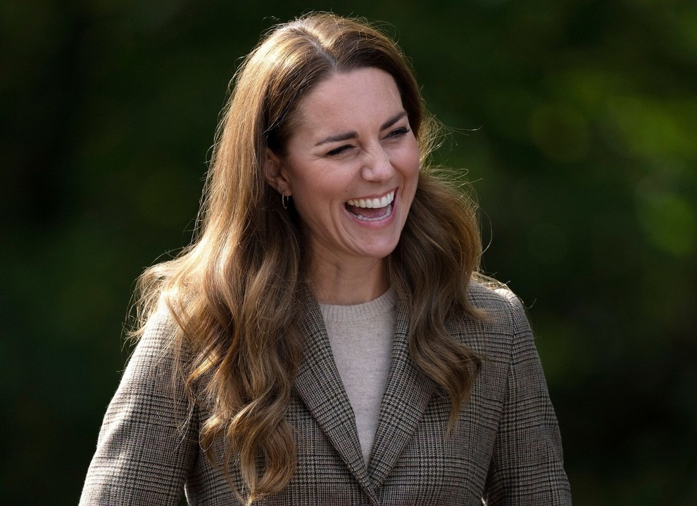 Kate Middleton v zadnjem času zagotovo niza prečudovite modne smernice. Kjerkoli jo vidimo, VEDNO je urejena in VEDNO nam je …