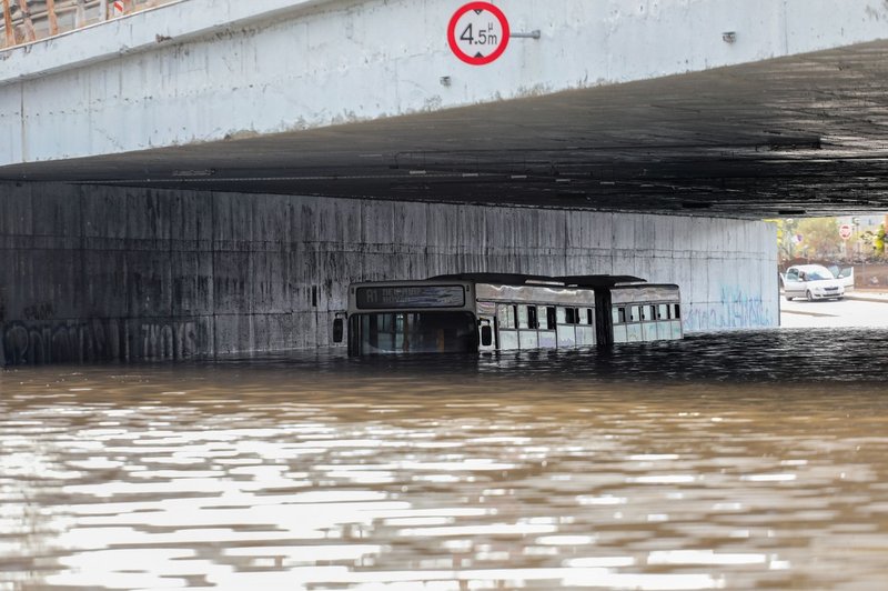 Po požarih se v Grčiji zdaj soočajo še s hudimi poplavami (foto: profimedia)