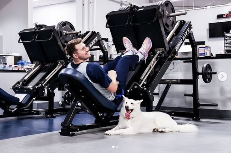 Ta teden na Instagramu: Luka Dončić z novim fitnes prijateljem, Janja Garnbret z dokumentarcem in Alya z vročo obleko (foto: IG: lukadoncic)