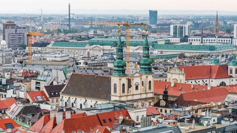 Avstrijci bodo po zasedenosti postelj na intenzivni negi postopoma omejili necepljene