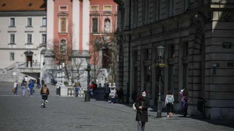 Svetovalna skupina bo vladi predlagala dva scenarija ukrepanja, na mizi tudi desetdnevno popolno zaprtje države