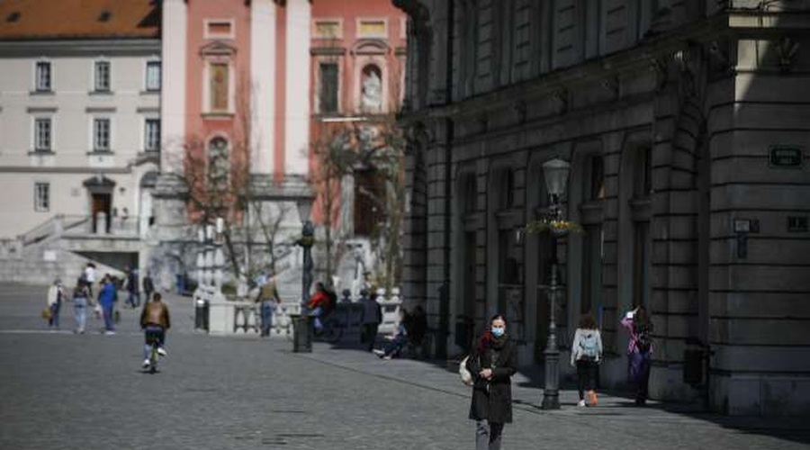 Svetovalna skupina bo vladi predlagala dva scenarija ukrepanja, na mizi tudi desetdnevno popolno zaprtje države (foto: Anže Malovrh/STA)