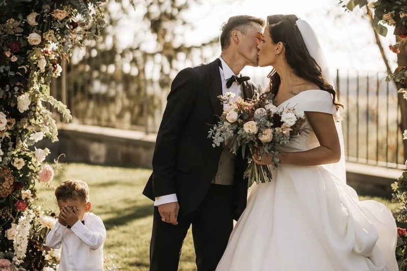 [FOTO] Rogličeva žena Lora za poročni dan izbrala prečudovito elegantno obleko (foto: IG: @loraroglicklinc)