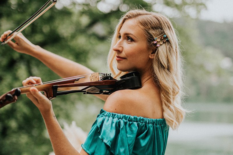 [Talenti] Violinistka Maša Golob iskreno o tesnobi: »Prišel je trenutek, ko violine sploh nisem mogla vzeti v roke.« (foto: Ana Gregorič)