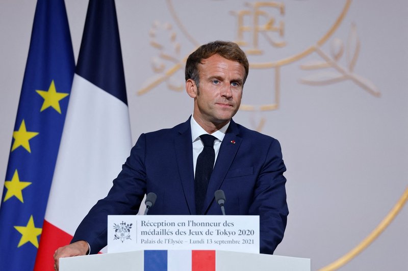 Emmanuel Macron je nekoliko spremenil francosko zastavo – a o tem ni obvestil javnosti (foto: Profimedia)