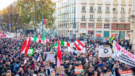 35.000 ljudi na dunajskih ulicah protestiralo proti zaprtju in obveznem cepljenju