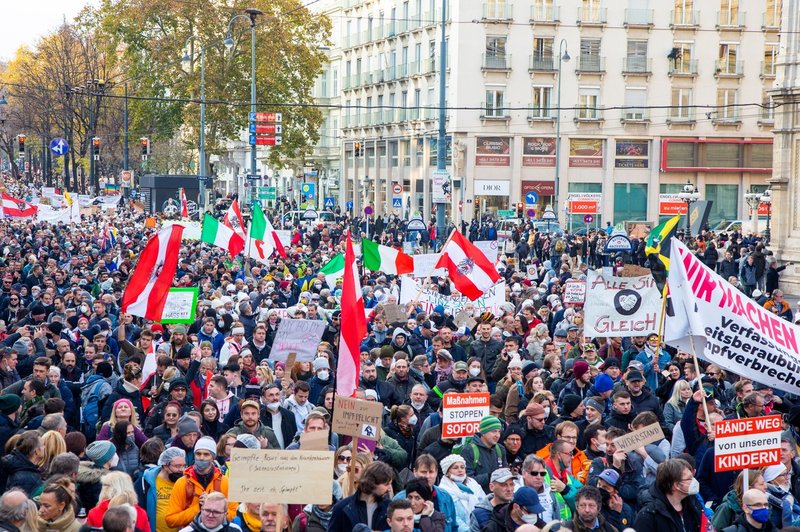 35.000 ljudi na dunajskih ulicah protestiralo proti zaprtju in obveznem cepljenju (foto: profimedia)