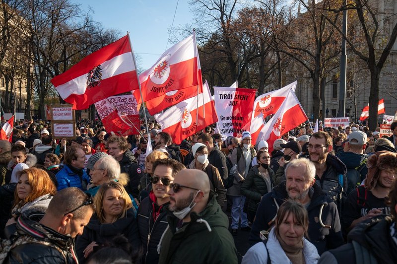 Na sobotnem protestu na Dunaju ranjena dva policista, v nedeljo mirni protesti (foto: profimedia)