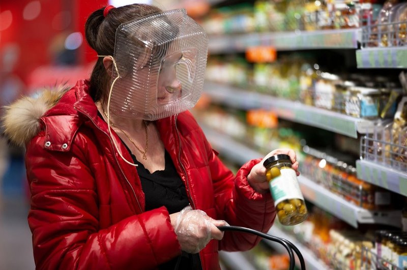 Kaj lahko in česa ne bi smeli početi, ko nosite zaščitno masko (foto: profimedia)