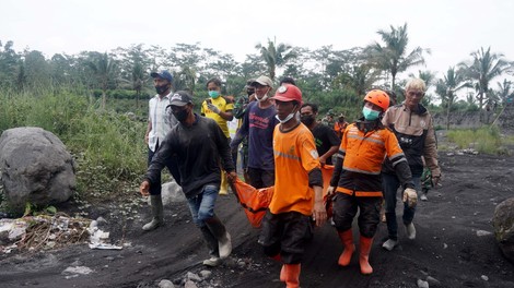 Izbruh vulkana Semeru na indonezijskem otoku Java terjal 13 življenj