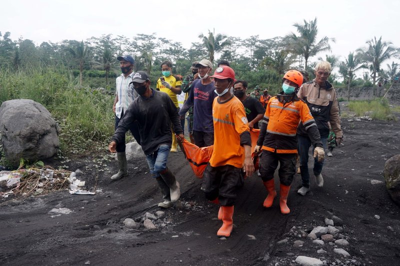 Izbruh vulkana Semeru na indonezijskem otoku Java terjal 13 življenj (foto: profimedia)