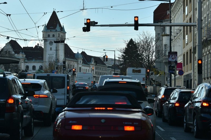 Od ponedeljka v Avstrijo brez karantene le cepljeni in prebolevniki (foto: profimedia)