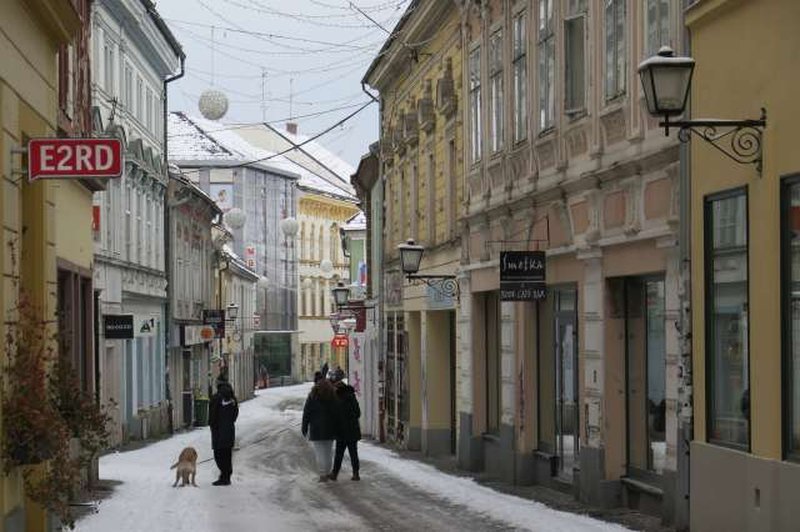 Po reklami za verigo prodajaln hitre prehrane v Mariboru posneli še prizore za arabsko kriminalno serijo (foto: STA/Andreja Seršen Dobaj)