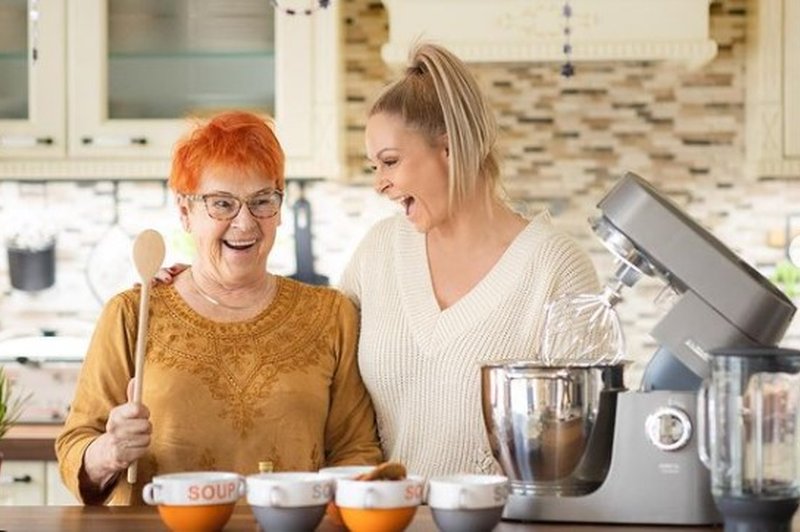 Pregled Instagrama: Špela Grošelj z mamo v kuhinji, Nina Grilc rodila deklico, Borut Pahor v nenavadnem puloverju (foto: IG: spelagroselj)