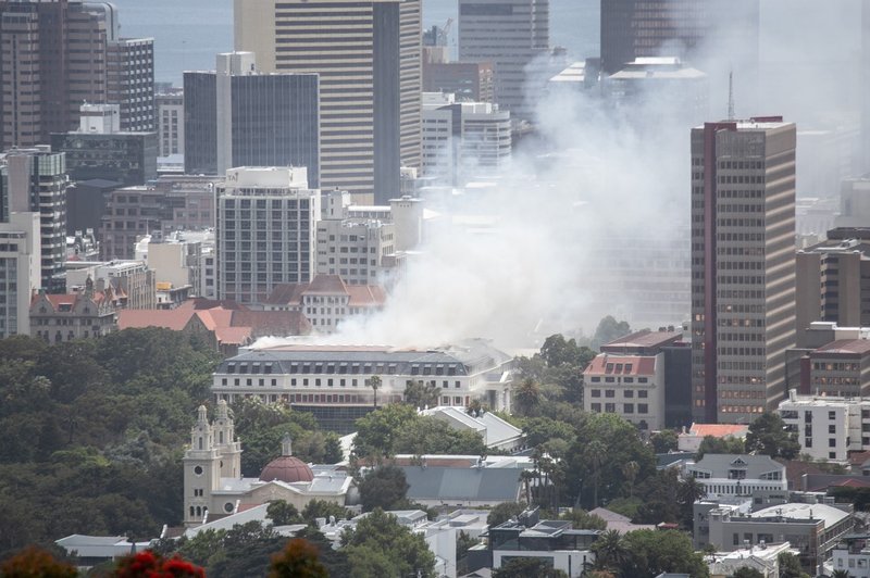 Obsežen požar parlamentarnega poslopja v Cape Townu (foto: profimedia)