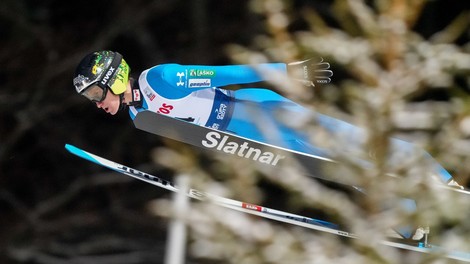 Slovenski skakalci na ekipni tekmi za las ob zmagovalni oder