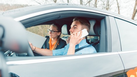 Lani se je uporaba mobilnih telefonov med vožnjo zmanjšala za približno 10 odstotkov