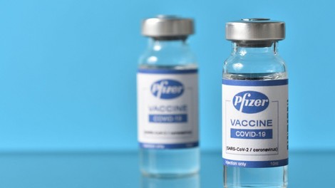 V Pfizerju napovedujejo omikronu prilagojeno cepivo že marca