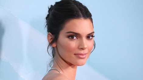 Kendall Jenner za poroko prijateljice izbrala drzno obleko, ki je več pokazala kot pa skrila