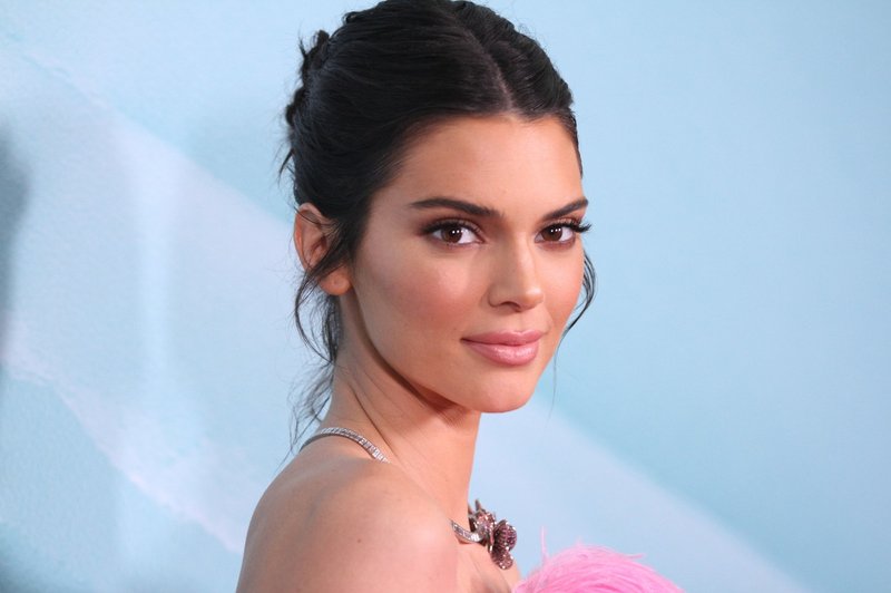 Kendall Jenner za poroko prijateljice izbrala drzno obleko, ki je več pokazala kot pa skrila (foto: Profimedia)