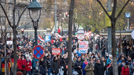 Na avstrijskih ulicah napeto: na stotine protestnikov proti obveznemu cepljenju