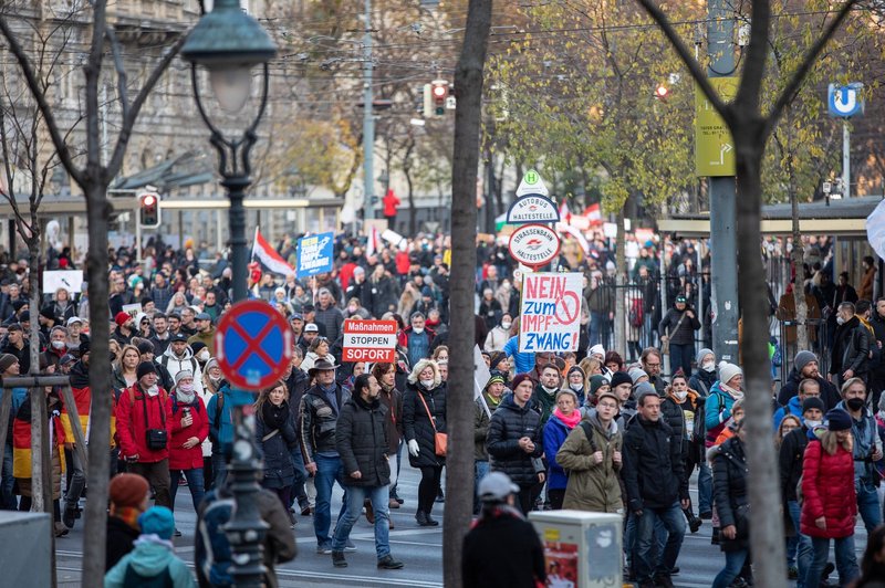 Na avstrijskih ulicah napeto: na stotine protestnikov proti obveznemu cepljenju (foto: Profimedia)