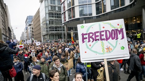 V Bruslju množični protest proti epidemiološkim ukrepom in omejitvam