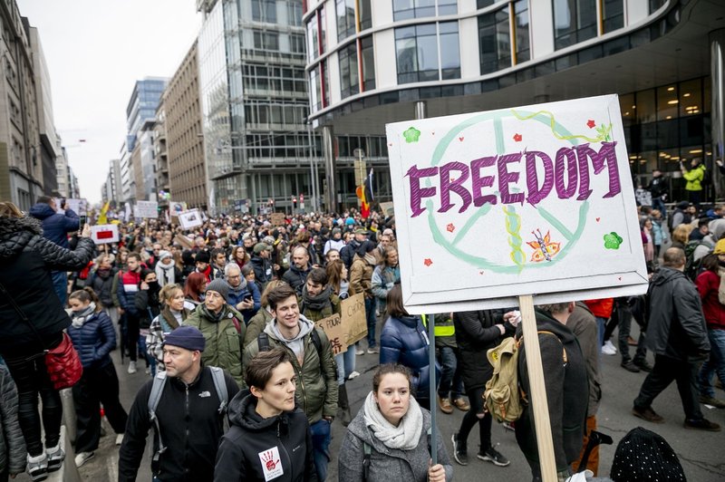 V Bruslju množični protest proti epidemiološkim ukrepom in omejitvam (foto: profimedia)