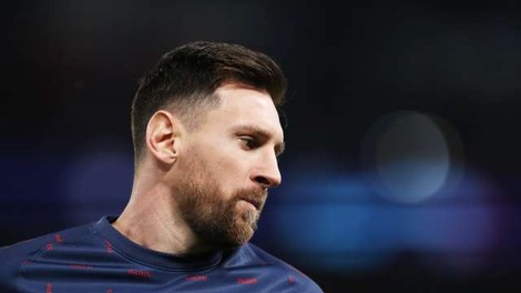 Messi prejel dres s podpisom papeža Frančiška