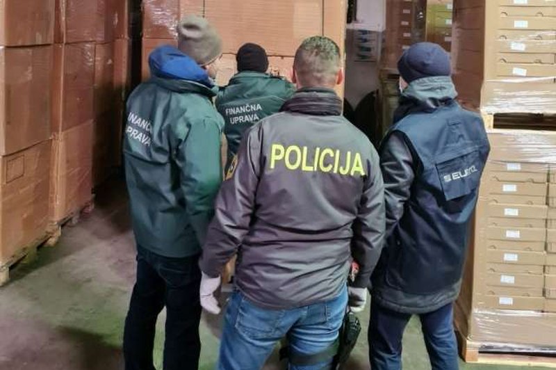 Razkrili mednarodno združbo, ki je v Sloveniji nezakonito proizvajala tobačne izdelke (foto: Twitter/Policija)