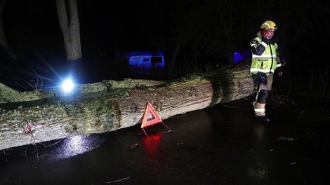 Neurje po severnejšem delu Evrope vzelo 6 življenj in povzročilo prometne težava