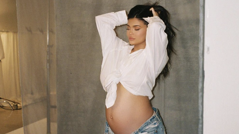 (FOTO) Kylie Jenner in Travis Scott sta se razveselila drugega otroka in ne boste verjeli, na kakšen lep datum!