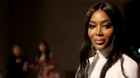 Naomi Campbell: Nekoč muhasta diva se zdaj nesebično razdaja