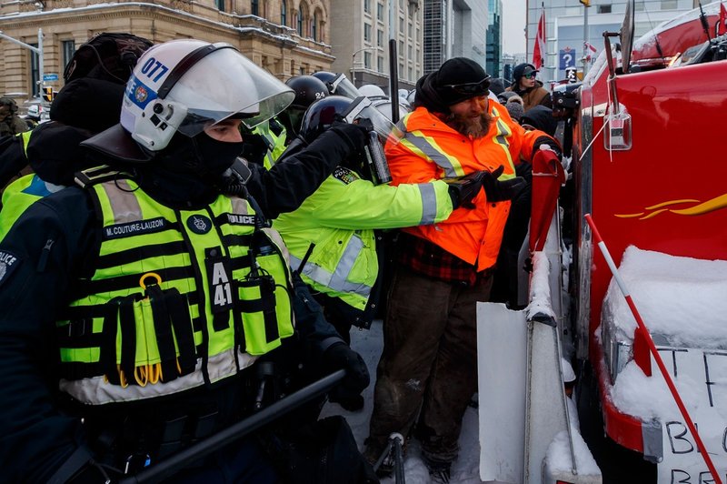 Kanadski policisti s pendreki in solzivcem izpraznili glavni protestniški tabor (foto: profimedia)